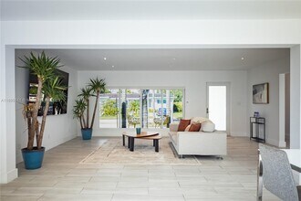 1080 NE 104th St in Miami Shores, FL - Foto de edificio - Building Photo