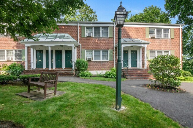 580 Bedford Rd in Pleasantville, NY - Foto de edificio - Building Photo