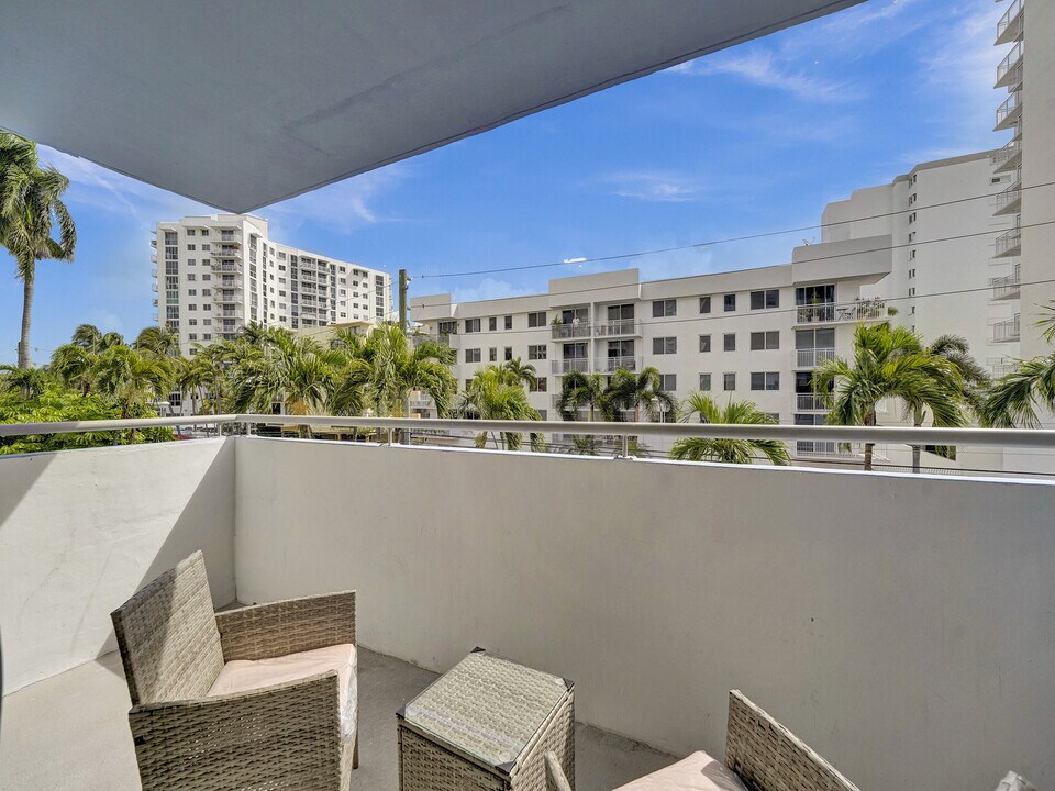 1658 Bay Rd, Unit 303 in Miami Beach, FL - Building Photo