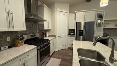 7908 Gate Creek Dr in Anchorage, AK - Building Photo - Building Photo