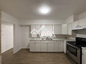 943 Weizmann St in San Antonio, TX - Building Photo - Building Photo