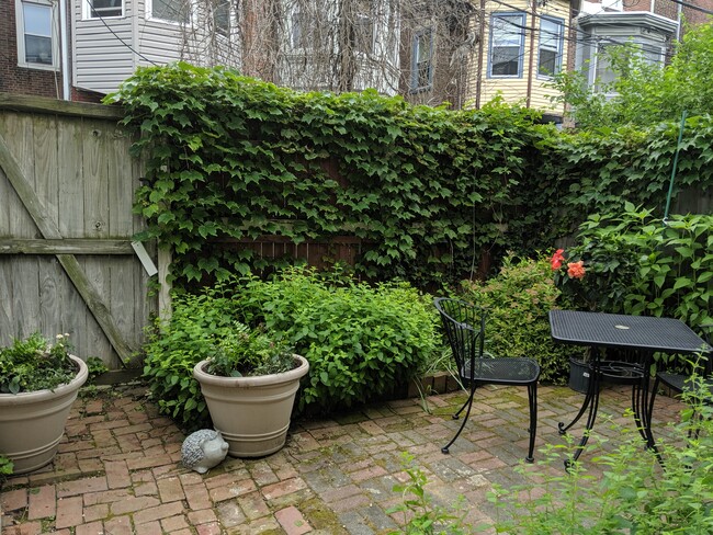 828 Corinthian Ave, Unit 1R in Philadelphia, PA - Foto de edificio - Building Photo