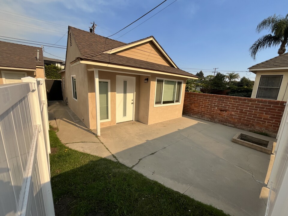 7937 6th St, Unit Rear Unit in Downey, CA - Foto de edificio