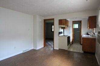 403 Jewell Dr, Unit Apt in Liverpool, NY - Building Photo - Building Photo