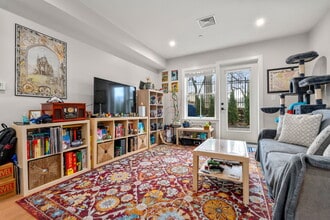 475 Lagrange St, Unit 107 in Boston, MA - Foto de edificio - Building Photo