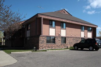Cedar Acres Apartments in Hutchinson, MN - Foto de edificio - Building Photo