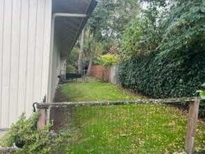 12719 NE 83rd Ct, Unit Rose HIll Duplex in Kirkland, WA - Building Photo - Building Photo