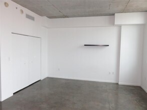 133 NE 2nd Ave, Unit 1915 in Miami, FL - Building Photo - Building Photo