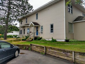 212 7th St, Unit C in Cloquet, MN - Foto de edificio - Building Photo