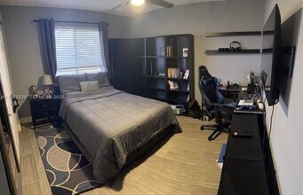 330 Lakeside Ct in Sunrise, FL - Building Photo - Building Photo