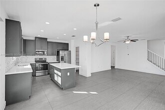 4518 E Aqua Bella Ln in Davie, FL - Building Photo - Building Photo