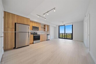 555 NE 8th St, Unit 1404 in Fort Lauderdale, FL - Building Photo - Building Photo
