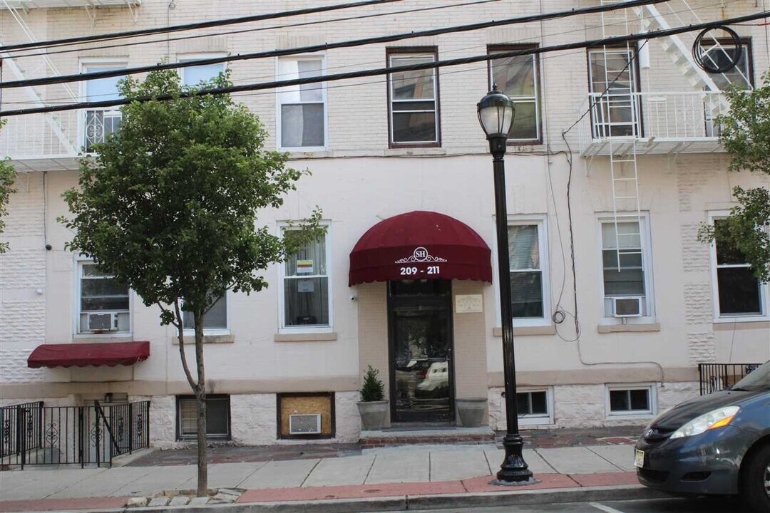 209-211 48th St-Unit -A-5 in Union City, NJ - Building Photo
