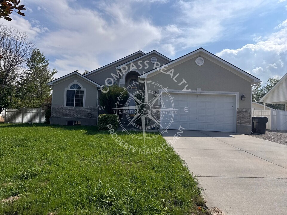 372 Angus Cove in Grantsville, UT - Building Photo