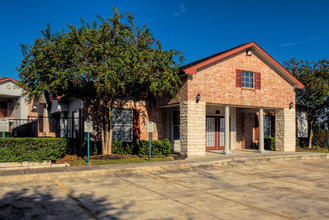 Norma's Plaza in Houston, TX - Foto de edificio - Building Photo