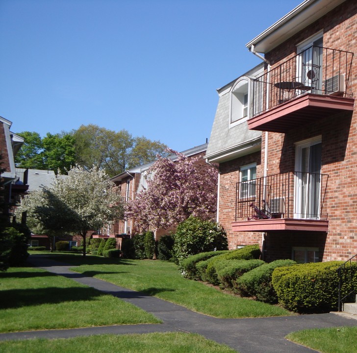 Pine Grove in Taunton, MA - Building Photo