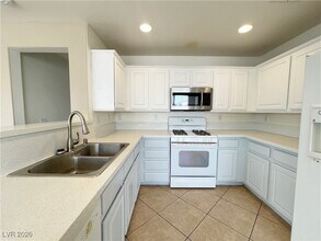 990 Cantabria Heights Ave in Las Vegas, NV - Building Photo - Building Photo