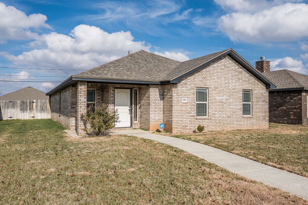 1305 Fox Hollow Ave in Amarillo, TX - Foto de edificio