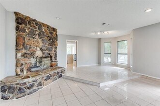 7705 Skylake Dr in Fort Worth, TX - Foto de edificio - Building Photo