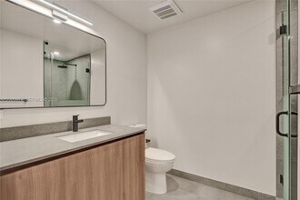121 NE 5th St, Unit 807 in Miami, FL - Foto de edificio - Building Photo