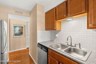 8401 N Atlantic Ave, Unit 2 in Cape Canaveral, FL - Foto de edificio - Building Photo