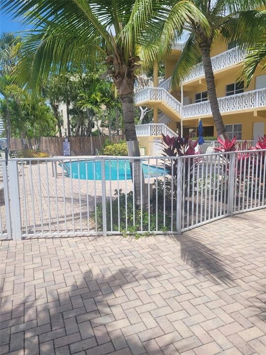 815 Middle River Dr, Unit 108 in Fort Lauderdale, FL - Foto de edificio