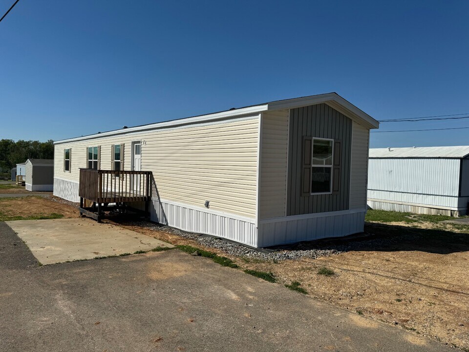 585 Travis Wy in Newport, TN - Building Photo