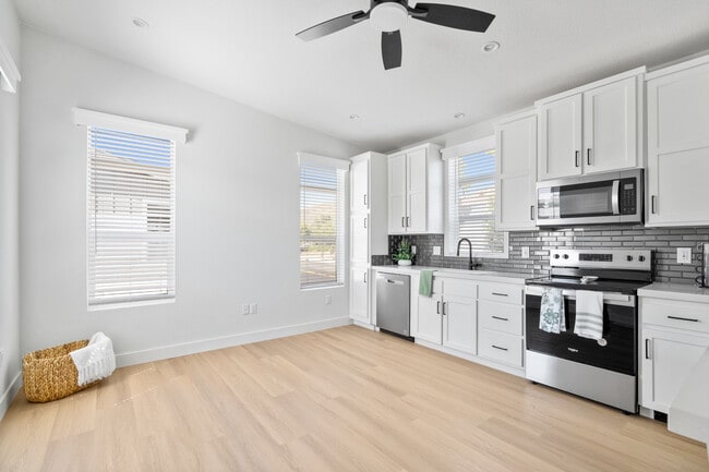Lakeside Village in Thousand Oaks, CA - Foto de edificio - Interior Photo