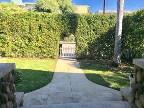 2005 Beachwood N Dr in Los Angeles, CA - Foto de edificio - Building Photo