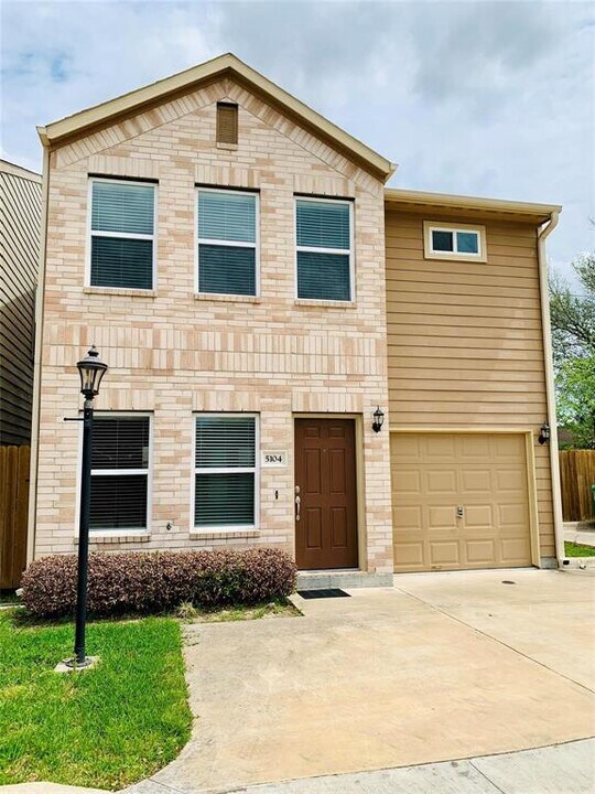 5104 Pinemont Pl in Houston, TX - Building Photo
