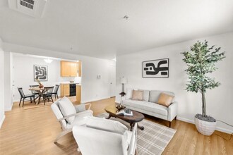 7283 Florin Mall Dr in Sacramento, CA - Building Photo - Building Photo