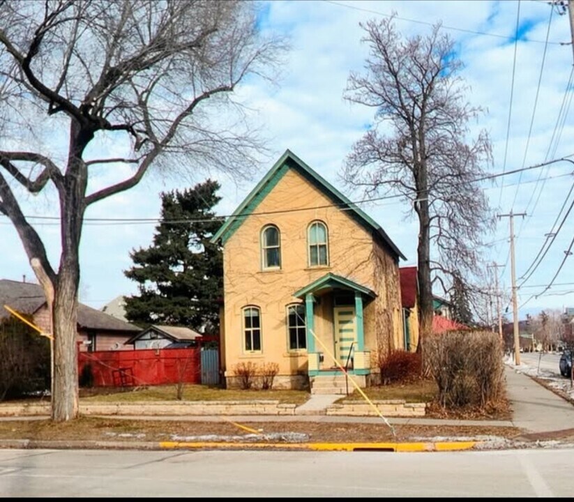 228 E 8th St in Winona, MN - Foto de edificio