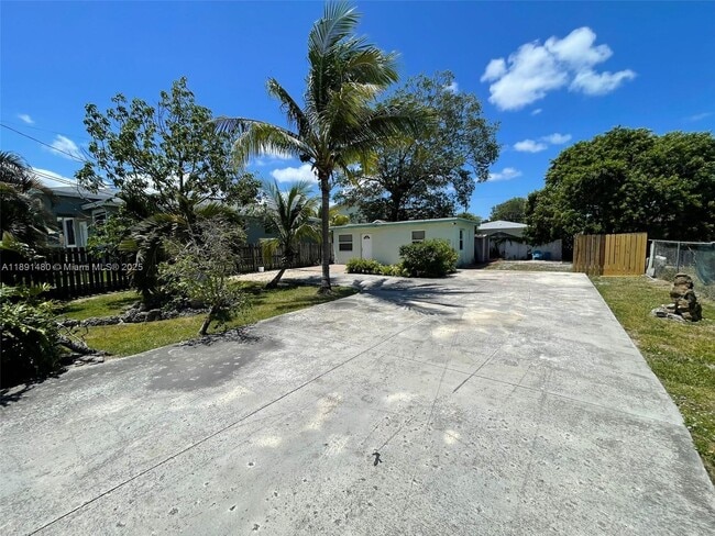119 NW 13th Ave in Dania Beach, FL - Foto de edificio - Building Photo
