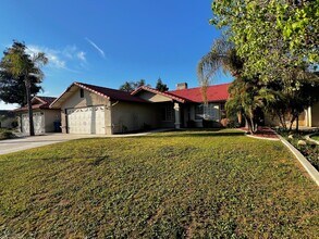 516 Sun Rose Ave in Bakersfield, CA - Building Photo - Building Photo