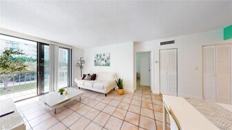 2345 NE 135th St in North Miami, FL - Building Photo