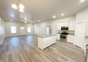 121 Watch Hl Dr in Durant, OK - Building Photo - Building Photo