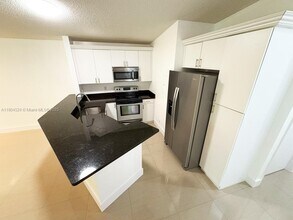 572 Woodgate Cir in Sunrise, FL - Building Photo - Building Photo