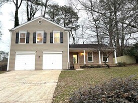 155 Barrington Dr E in Roswell, GA - Building Photo