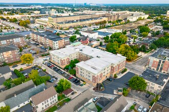 The Berkshire Senior Living in West Allis, WI - Foto de edificio - Building Photo