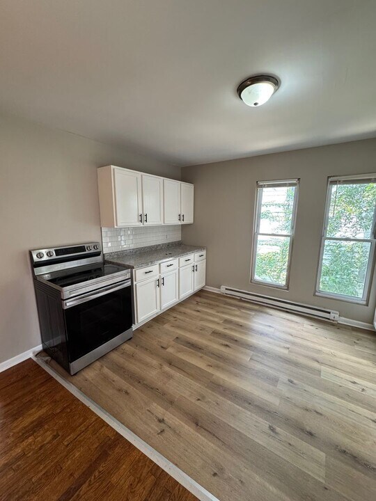 303 S 4th St in Rockford, IL - Building Photo