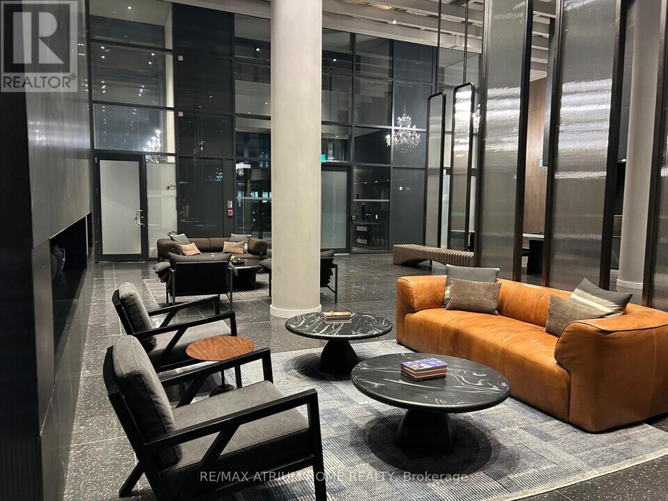 8 Interchange Wy in Vaughan, ON - Building Photo