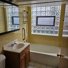 6360 W Eddy St, Unit GE in Chicago, IL - Building Photo - Building Photo