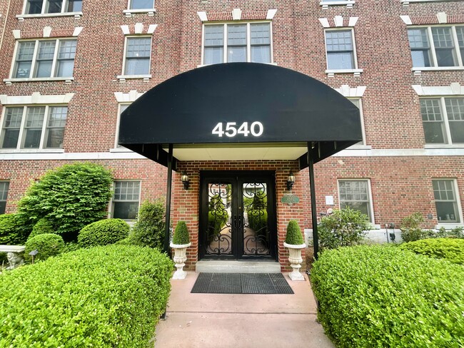 4540 Lindell Blvd, Unit 306 in St. Louis, MO - Foto de edificio - Building Photo