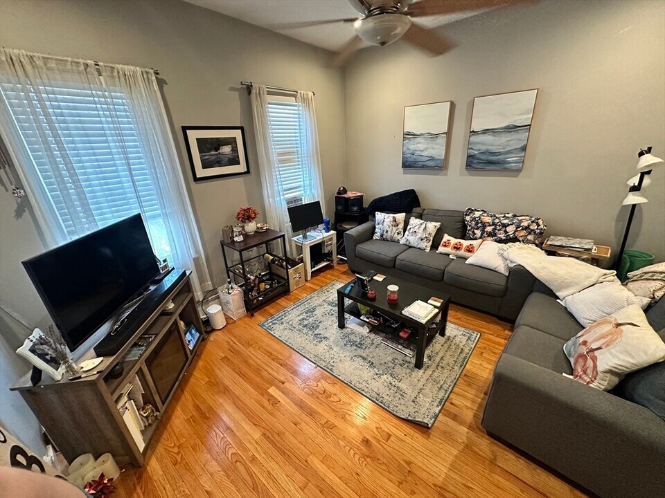 423 E 3rd St, Unit 1 in Boston, MA - Building Photo