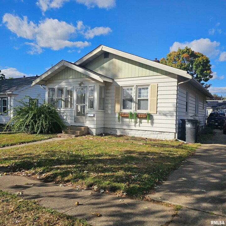 909 St Julian St in Pekin, IL - Building Photo