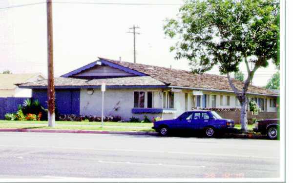 2114 E La Palma Ave in Anaheim, CA - Foto de edificio - Building Photo