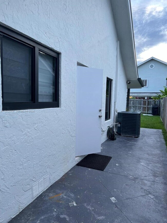 10822 SW 142nd Ct in Miami, FL - Building Photo - Building Photo