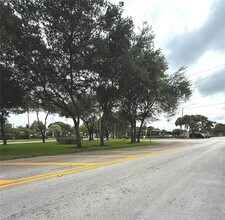 2215 NE 172nd St in North Miami Beach, FL - Building Photo - Building Photo