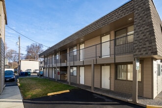 University Area Housing - Collegewood Place in Spokane, WA - Foto de edificio - Building Photo
