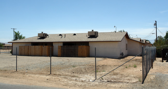 15420 Broken Bow Rd in Apple Valley, CA - Foto de edificio - Building Photo